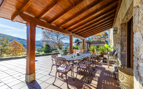 Un fabuloso porche en la parte delantera de la casa